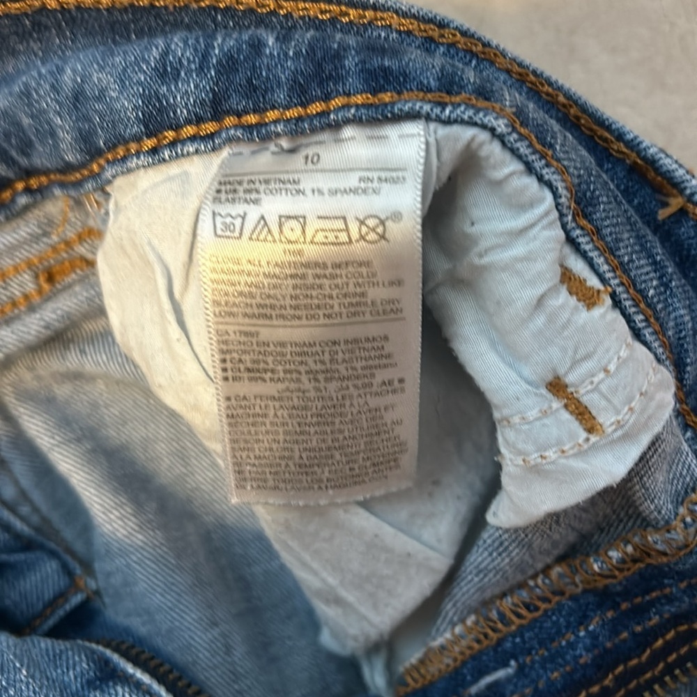 Old Navy Mid-Rise Ripped Cut-Off Boyfriend Jean Shorts ~ Size 10 - Picture 6 of 7